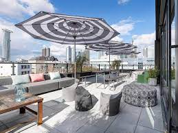 The coworking roof terrace at Design Offices - Frankfurt Wiesenhüttenplatz - Wiesenhuttenplatz 25, 60329 Frankfurt am Main on a sunny day