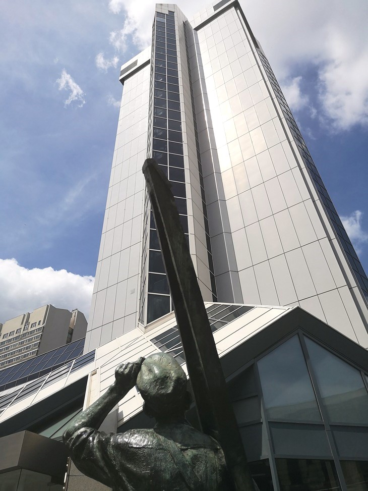 Allan Sly's The Window Cleaner bronze statue facing up at Capital House